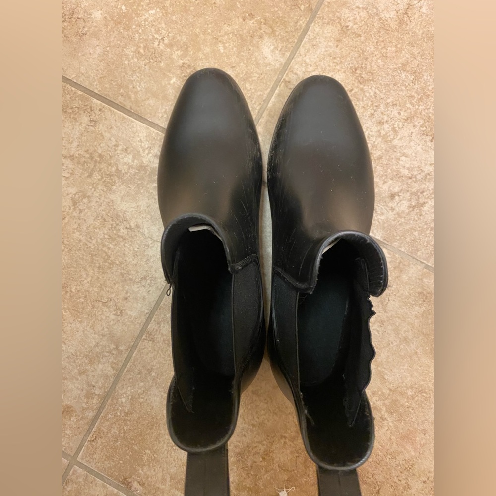 Black Chelsea rain boots size 9 good condition
